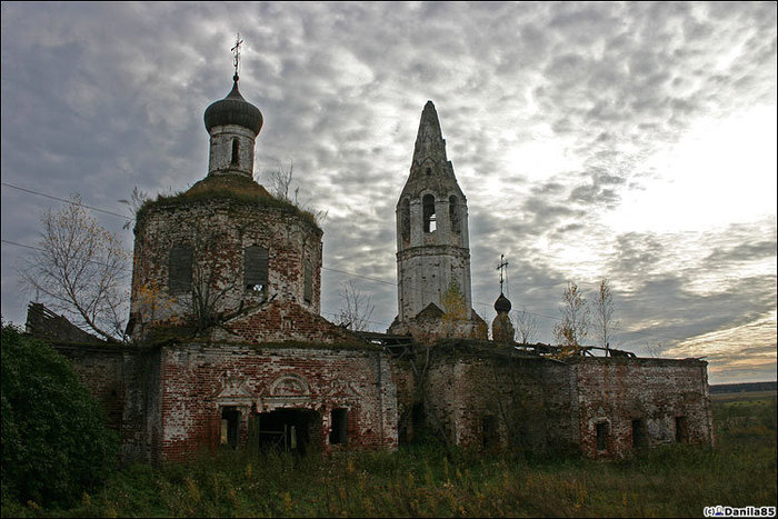 Многочисленные заброшенные церкви. Судогда, Россия