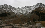 Нам куда-то туда. Седловина — перевал Inderhar куда летом водят туристов (4 дня по версии турагентства), справа вершина MoonPeak, 5 с чем-то тыс.м. (5 дней).