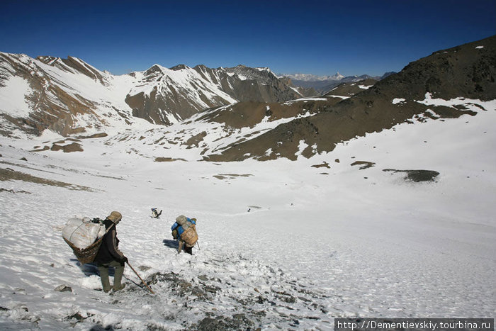 Пройдя ледник, мы начали спускаться. Я пошёл замыкающим. Непал