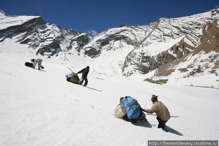 Даже лёгкие непальцы сняв с себя тюки, увязли в снегу. Я делал этот кадр, из положения лёжа и думал, что если бы с нами пошёл дальше оператор, у него были бы шикарные съёмки этого весёлого цирка. Непал
