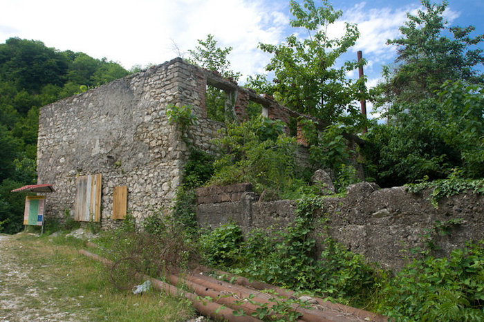 Большинство зданий  в монастыре разрушенны Команы, Абхазия