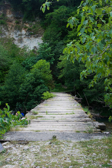 Через Гумисту прокинут мост шпал Команы, Абхазия