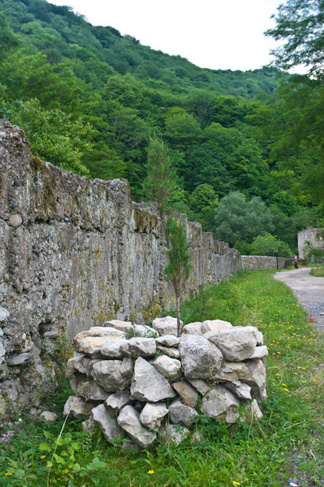 Монастырь обнесен стеной высотой метра в 2 Команы, Абхазия