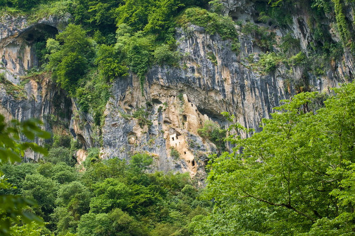 Форелевое хозяйство и скальный монастырь Отхара, Абхазия