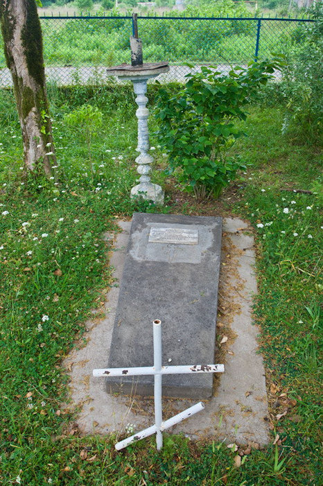 Тут же несколько могил Илор, Абхазия