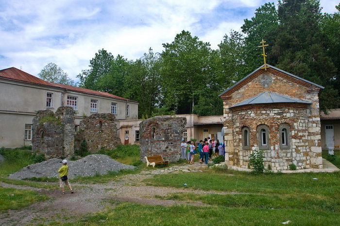 За храмом располагаются 2 часовеньки Пицунда, Абхазия