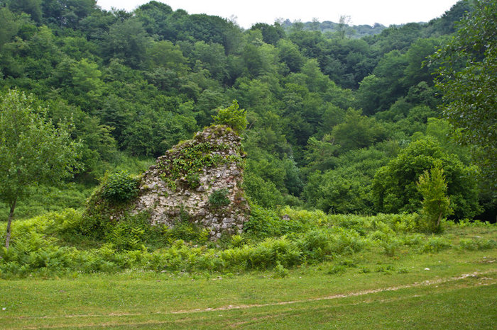 Остатки сигнальных башен — расположенны примерно каждый километр Абхазия