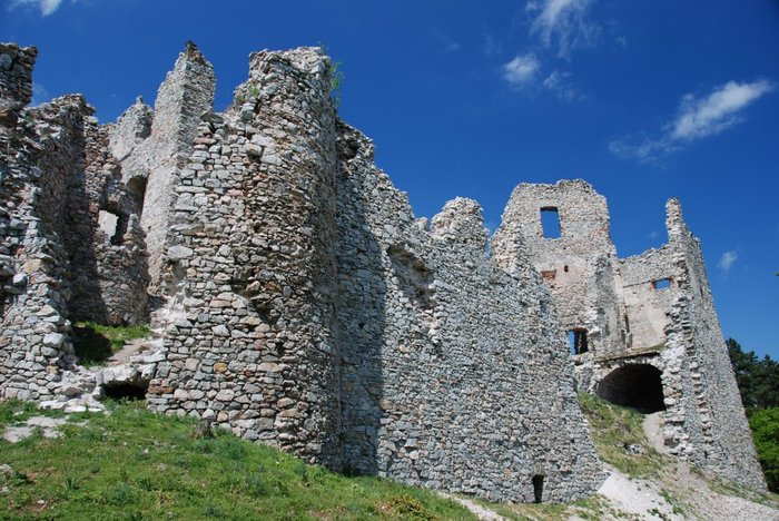 Руины замка Грушов / Hrušovský hrad