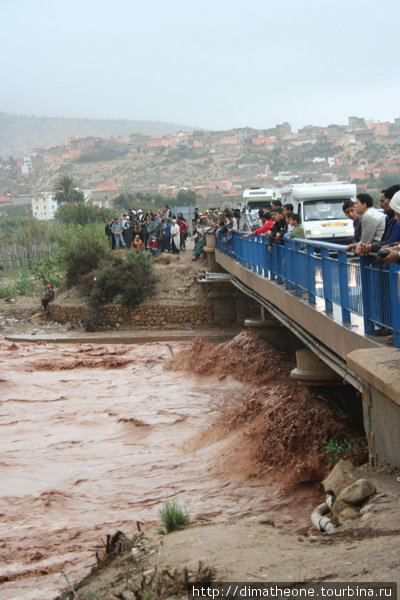 вот она небывальщина то! узкая струйка ручейка после дня дождей раздулась в вызывающе грохочущий поток с воинственным ревом кидающийся на опоры моста, красуясь перед взглядами многочисленных зевак Тагазут, Марокко
