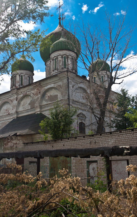 Это один из красивейших соборов, похож на Покров на Нерли, но он почему то не восстанавливается... Арзамас, Россия