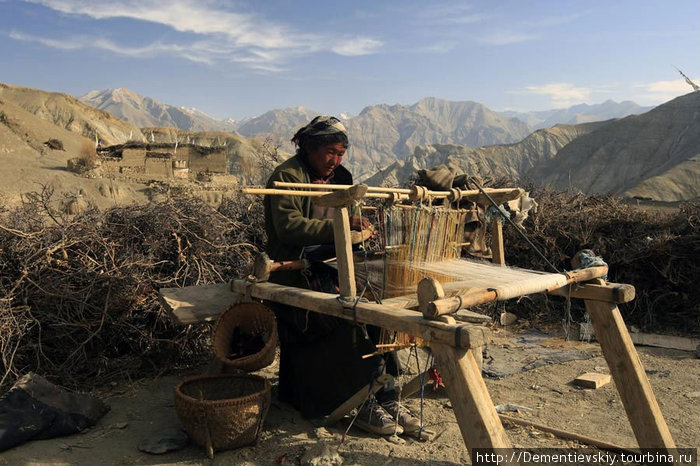 Пока в поле нет работы, женщины сидят за пряжей. Непал