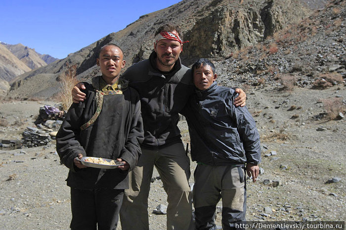 Молодой монах, наш повар и я, по сравнению с непальскими друзьями — просто гигант. Непал