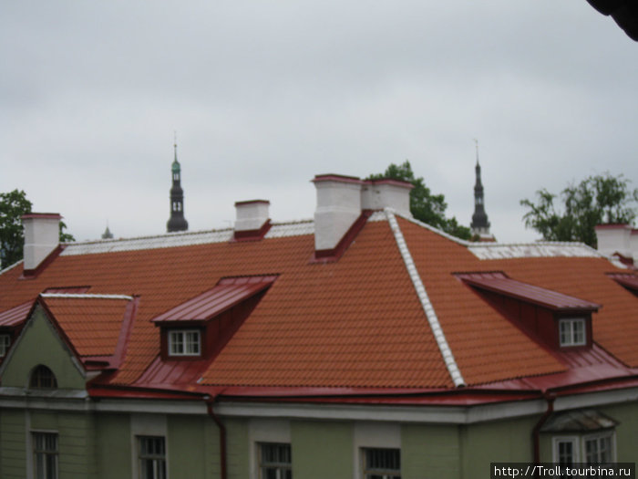 За стеной мирные дома бюргеров, крытые радостной красной черепицей Таллин, Эстония