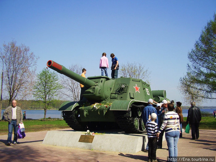 Военная техника в парке у мемориала Огонь Славы Рыбинск, Россия