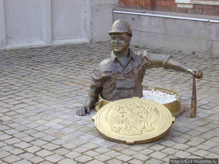 Памятник Слесарю у здания Рыбинского Водоканала Рыбинск, Россия