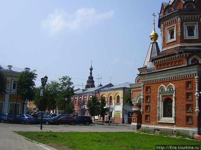 Вид на колокольню Сретенской церкви от часовни А.Невского Ярославль, Россия