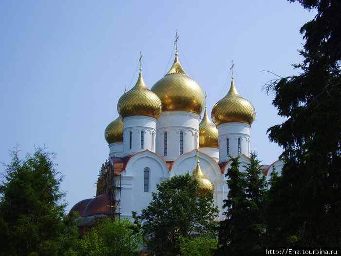 Золотые купола Успенского собора Ярославль, Россия