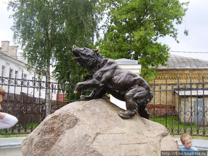 Поющий медведь — новая достопримечательность Ярославля!
Рычит каждый час днем, находится на Первомайской улице Ярославль, Россия