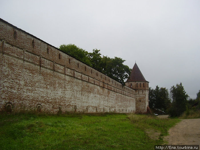 29.08.2009. пгт. Борисоглебский. Борисоглебский монастырь. Южная стена с башней Борисоглебский, Россия