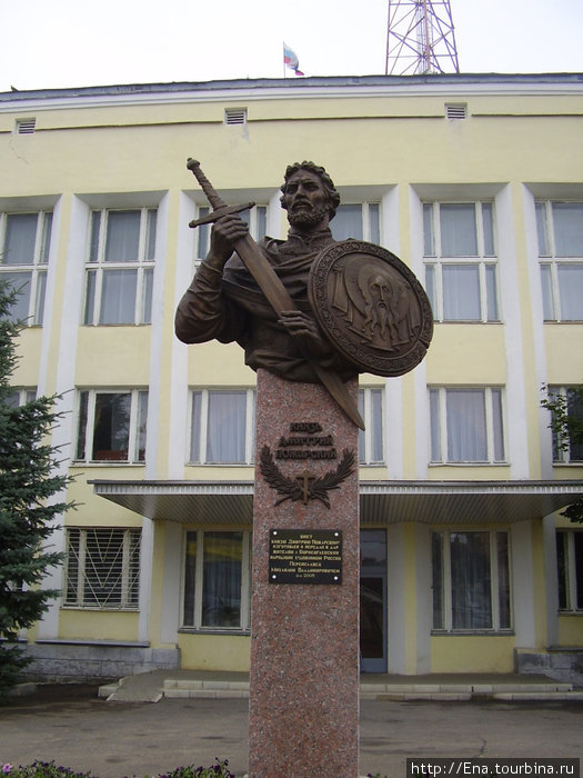 29.08.2009. пгт. Борисоглебский. Князь Дмитрий Пожарский у местной Администрации Борисоглебский, Россия