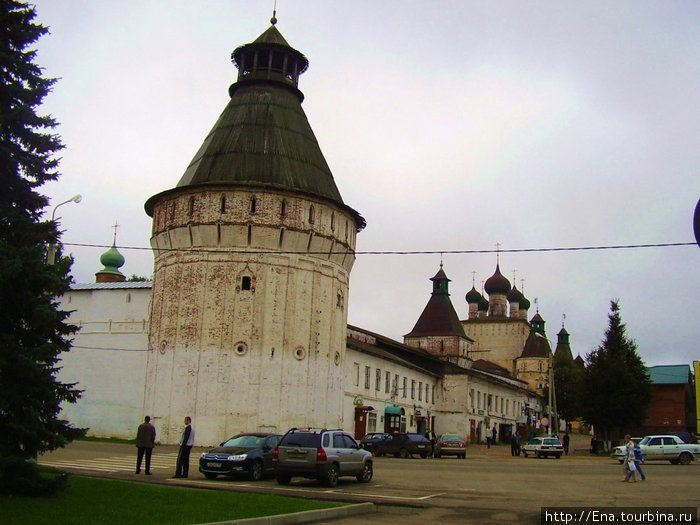 29.08.2009. пгт. Борисоглебский. Вид на центральную площадь поселка и Борисоглебский монастырь (северные стены, башни, торговые ряды, Сретенская надвратная церковь) Борисоглебский, Россия