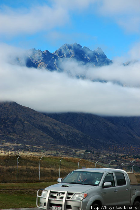 The Remarkables начинают вылезать из-за туч, и мы сильно жалеем, что время на позволяет на них заехать. Квинстаун, Новая Зеландия