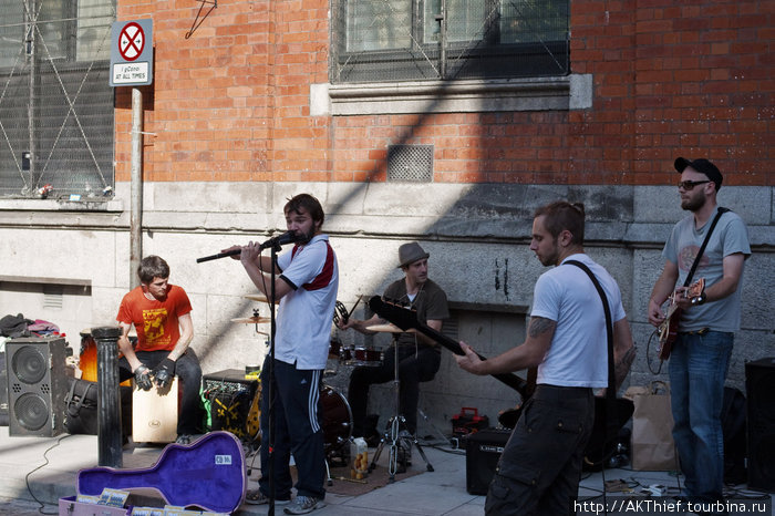 Можно идти по улице и увлечься на звуки музыки. И встретить уличных музыкантов, прямо как у нас на Арбате. Мне понравилось, как они играют. Вообще, ирландская музыка — заводная. И флейта очень кстати Дублин, Ирландия