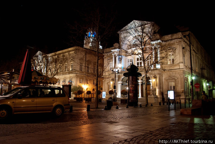 Центральная площадь старого города, вид от отеля Авиньон, Франция
