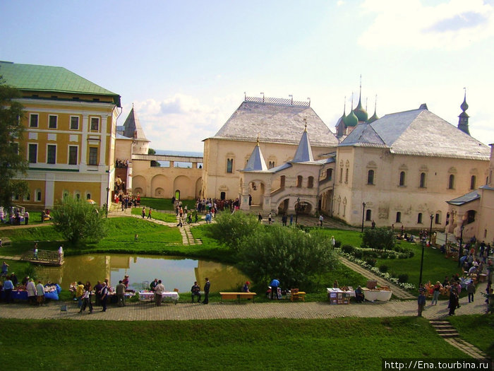 29.08.2009. Ростов Великий. Кремль. Дворик. Пруд. Красная палата, переходы и Самуилов корпус Ростов, Россия