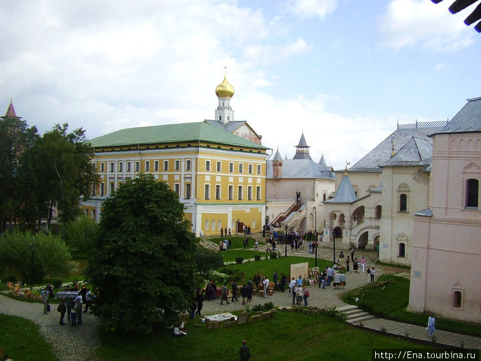 29.08.2009. Ростов Великий. Кремль. Дворик. Самуилов корпус  с Луковкой ц. Спаса на Сенях, Белая и Красная палата Ростов, Россия