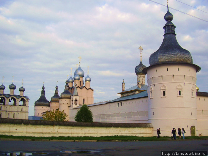 29.08.2009. Ростов Великий. Вид на Кремль (Звонница, ц. Воскресения, ц. Одигитрии, Стены и Башни) Ростов, Россия