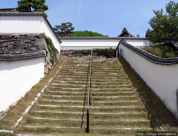 В Такахаси много храмов, это — вход в один из них. Такахаси, Япония