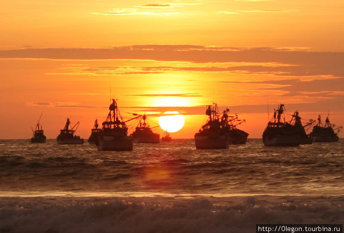 Солнце уходит за горизонт, рыбацкие судна переждут ночь и утром с рассветом отправятся за добычей Перу