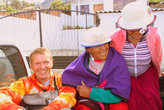 Валерий Шанин в кузове пикапа в окружение колоритных женщин Эквадора, мы едем в Чунчи