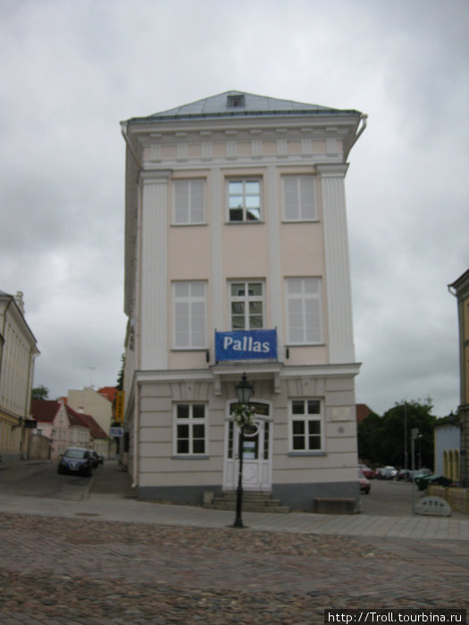 А с этой — кривая площадь, и дверь, на нее ведущая Тарту, Эстония