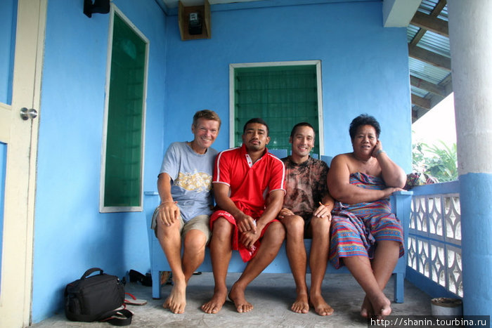 С гостеприимными хозяевами на веранде их дома в деревне Ива Салелолога, Самоа