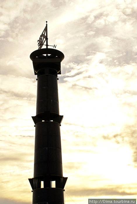 Гранитная колонна в виде маяка с флюгером и указателем Юг-Север наверху. Санкт-Петербург, Россия