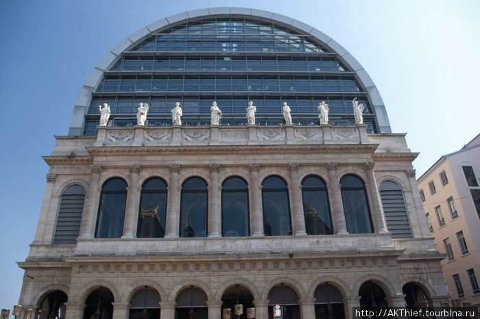 Здание оперного театра. Муз на крыше почему-то 8 Лион, Франция