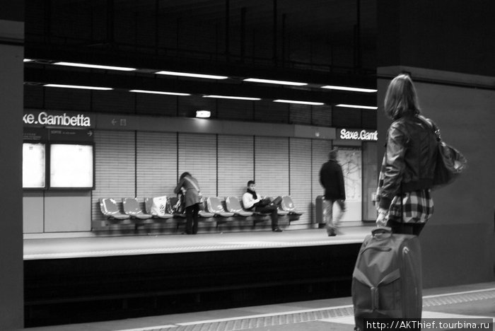 Уютное французское метро, поезд на 4 вагона, отсутствие видимого обслуживающего персонала, автоматическое управление движением Лион, Франция