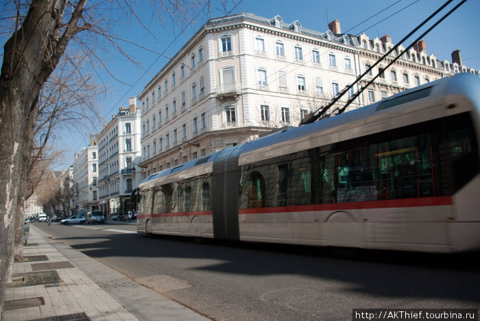 А теперь вспомните наши трамвайчики... Кажется, что между ними ничего общего, кроме рожек Лион, Франция