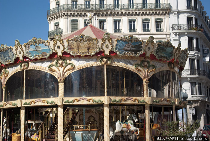 Без классической французской карусели обходится редкий крупный город Лион, Франция