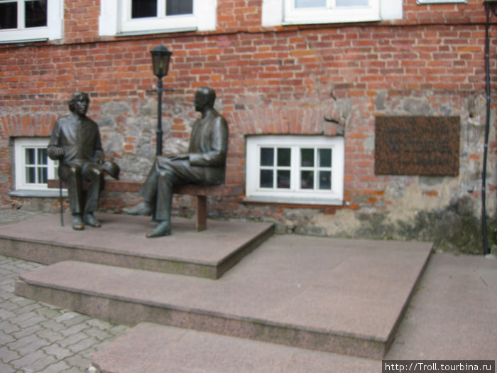 Памятник Оскару и Эдуарду Уайльдам Тарту, Эстония