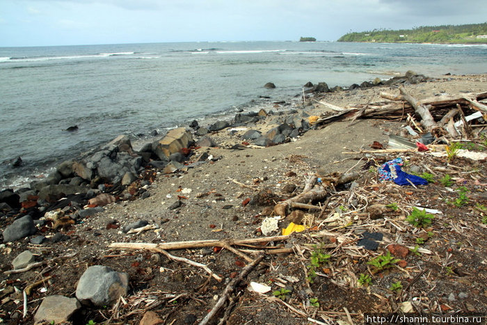 Мусор на берегу — след от цунами Остров Уполу, Самоа