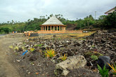 В деревне многие дома полностью разрушены — осталась только груда мусора.