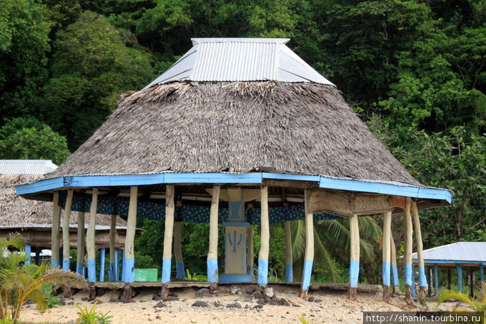 Этот сарайчик уцелел. Может, потому, что был построен в традиционном стиле с использованием традиционных материалов Остров Уполу, Самоа