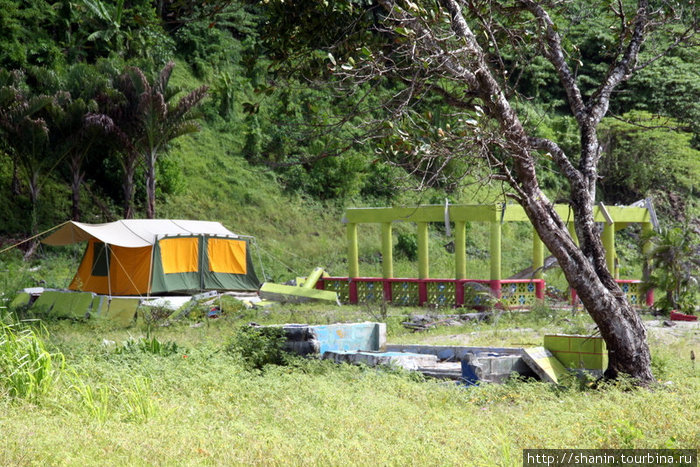 Приходится жить в палатке — дом-то разрушен Остров Уполу, Самоа