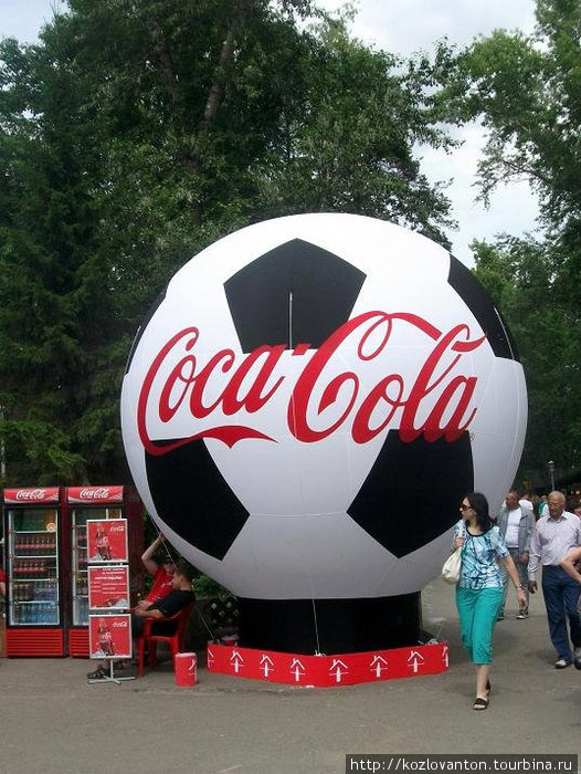 Футбольный мяч в Центральном парке (от главного спонсора праздника). Новосибирск, Россия
