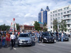 На площади им.Свердлова — выставка машин с розыгрышем одного из автомобилей. Слева от здания правительства области возвышается небоскреб, прозванный в народе Бэтменом.
