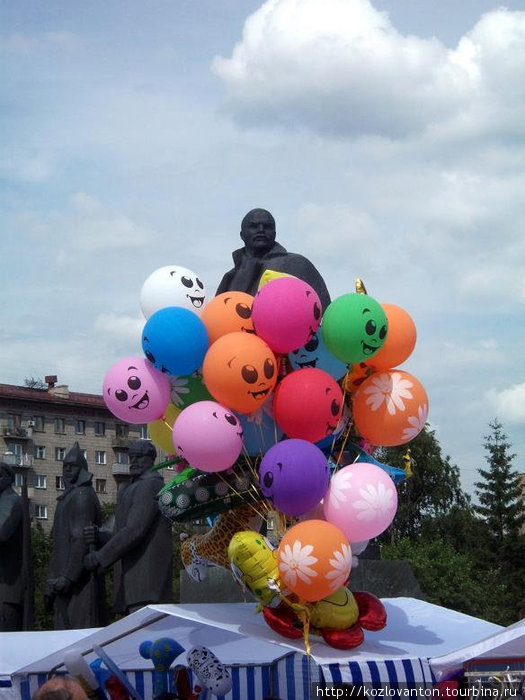 Ленин в роли продавца воздушных шариков. Новосибирск, Россия