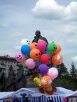 Ленин в роли продавца воздушных шариков.